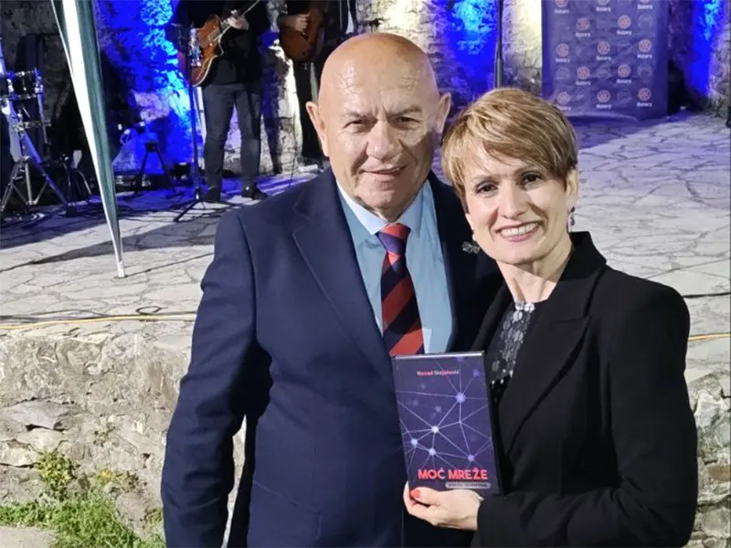 Knjiga u rukama čitalaca