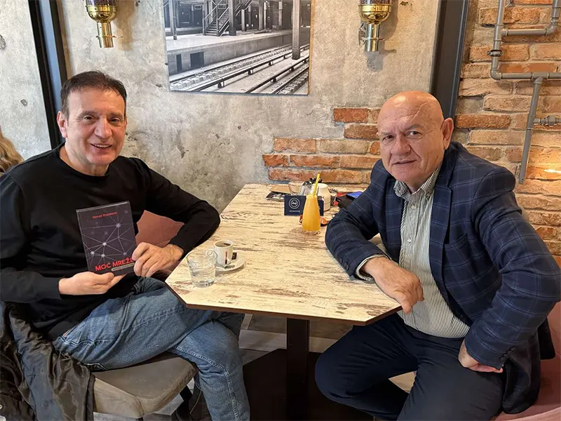 Fotografija čitalaca sa knjigom